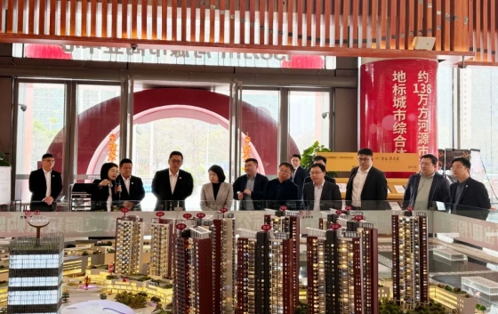 3月18日上午，華潤(rùn)建材科技功能建材事業(yè)部黨委書(shū)記、總經(jīng)理王雯一行五人，在對(duì)江西堅(jiān)基高新硅實(shí)地考察之后，蒞臨廣東堅(jiān)基集團(tuán)總部參觀(guān)調(diào)研。集團(tuán)董事長(zhǎng)梁林青等陪同調(diào)研。調(diào)研團(tuán)一行參觀(guān)了河源市商業(yè)中心項(xiàng)目。2022年，該項(xiàng)目憑借規(guī)劃布局、功能品質(zhì)、文化特色、綜合效益等優(yōu)異方面，與華潤(rùn)集團(tuán)旗下深圳灣萬(wàn)象城一起被成功評(píng)選為第三批廣東省級(jí)示范特色步行街（商圈）。目前，該項(xiàng)目是粵東、粵北地區(qū)定位最高端、
